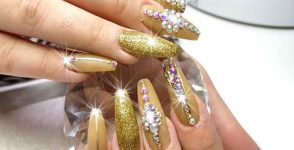The must-have for the summer season: flashy nails